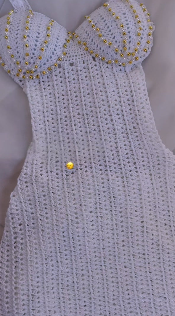 Vestido de Crochê com Detalhes Dourados