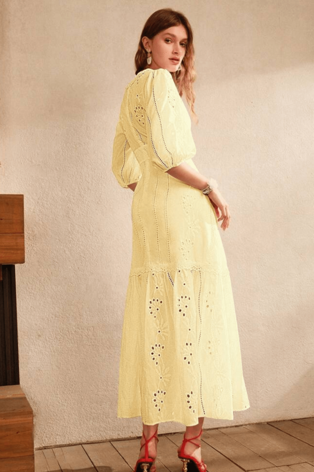Vestido Amarelo Manteiga Longo Com Renda Decote em V