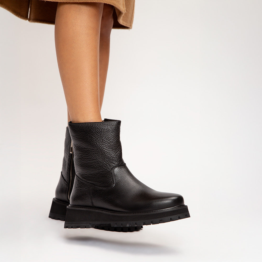Bota Tratorada Cano Médio Preta