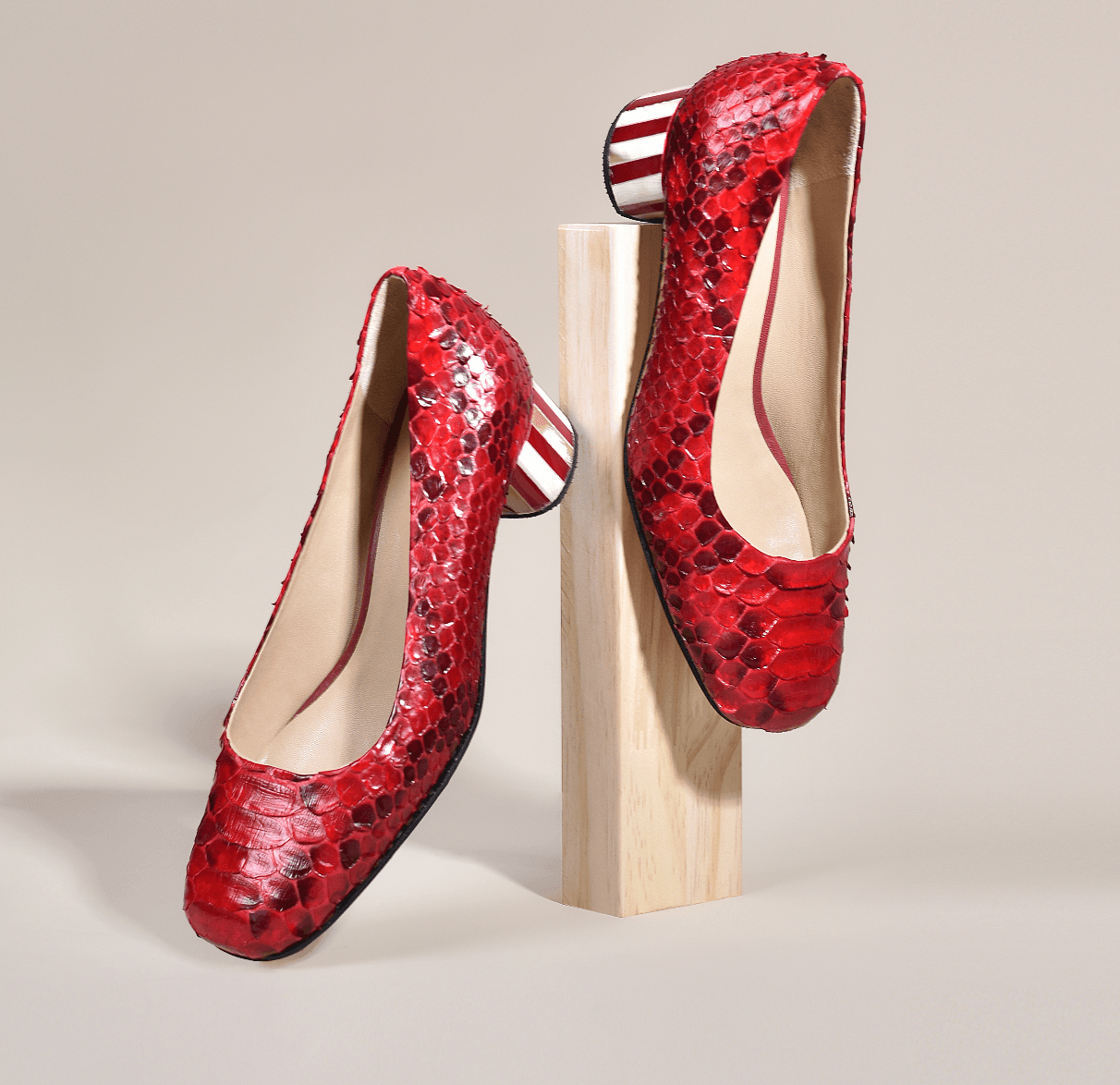 Scarpin Clássico Python Cereja