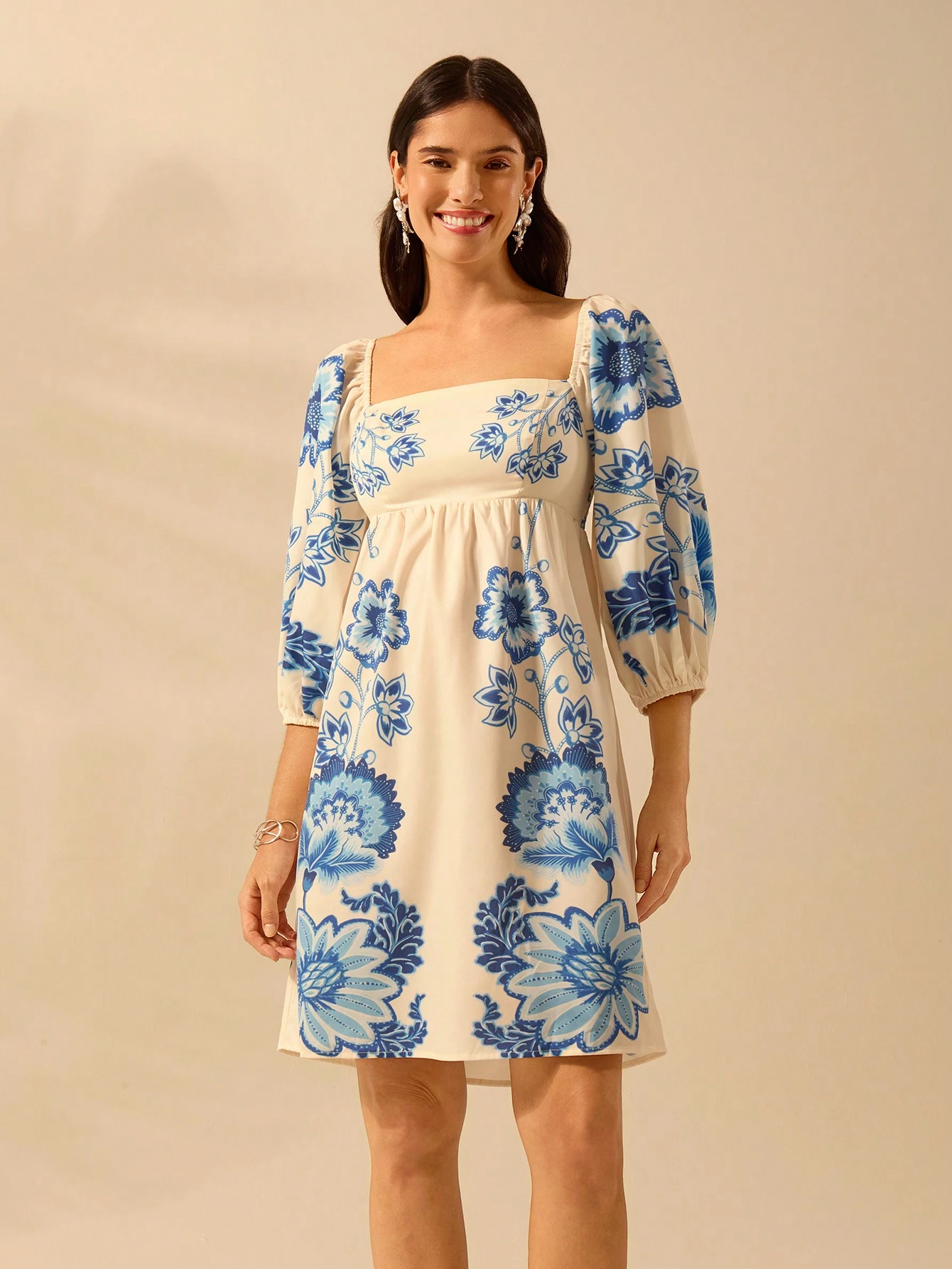 Vestido Curto Manga Bufante Modelo Tereza