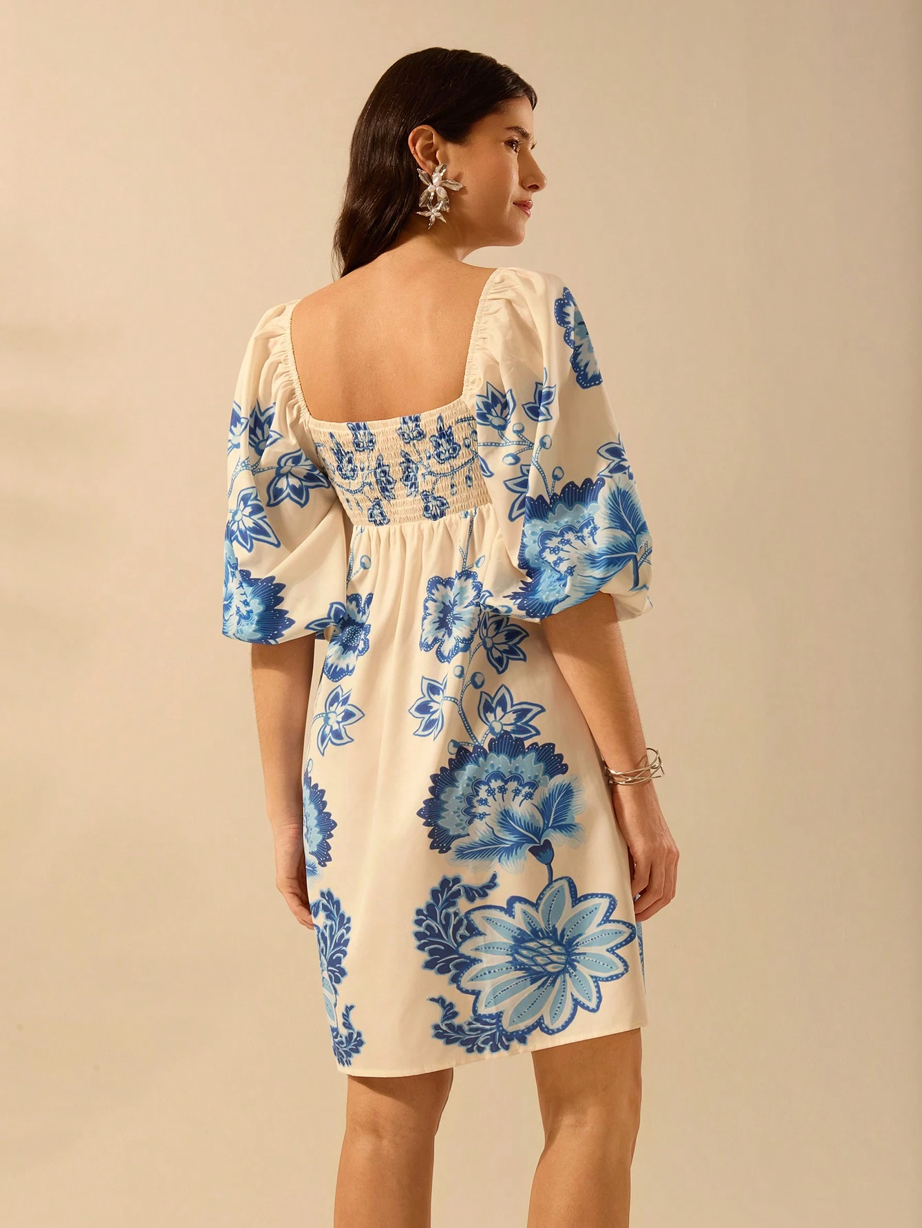 Vestido Curto Manga Bufante Modelo Tereza