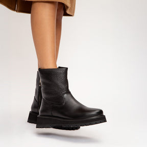 Bota Tratorada Cano Médio Preta