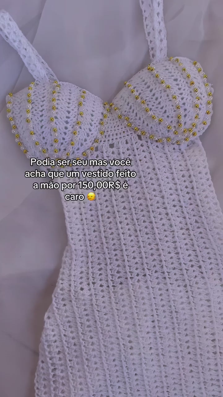 Vestido de Crochê com Detalhes Dourados